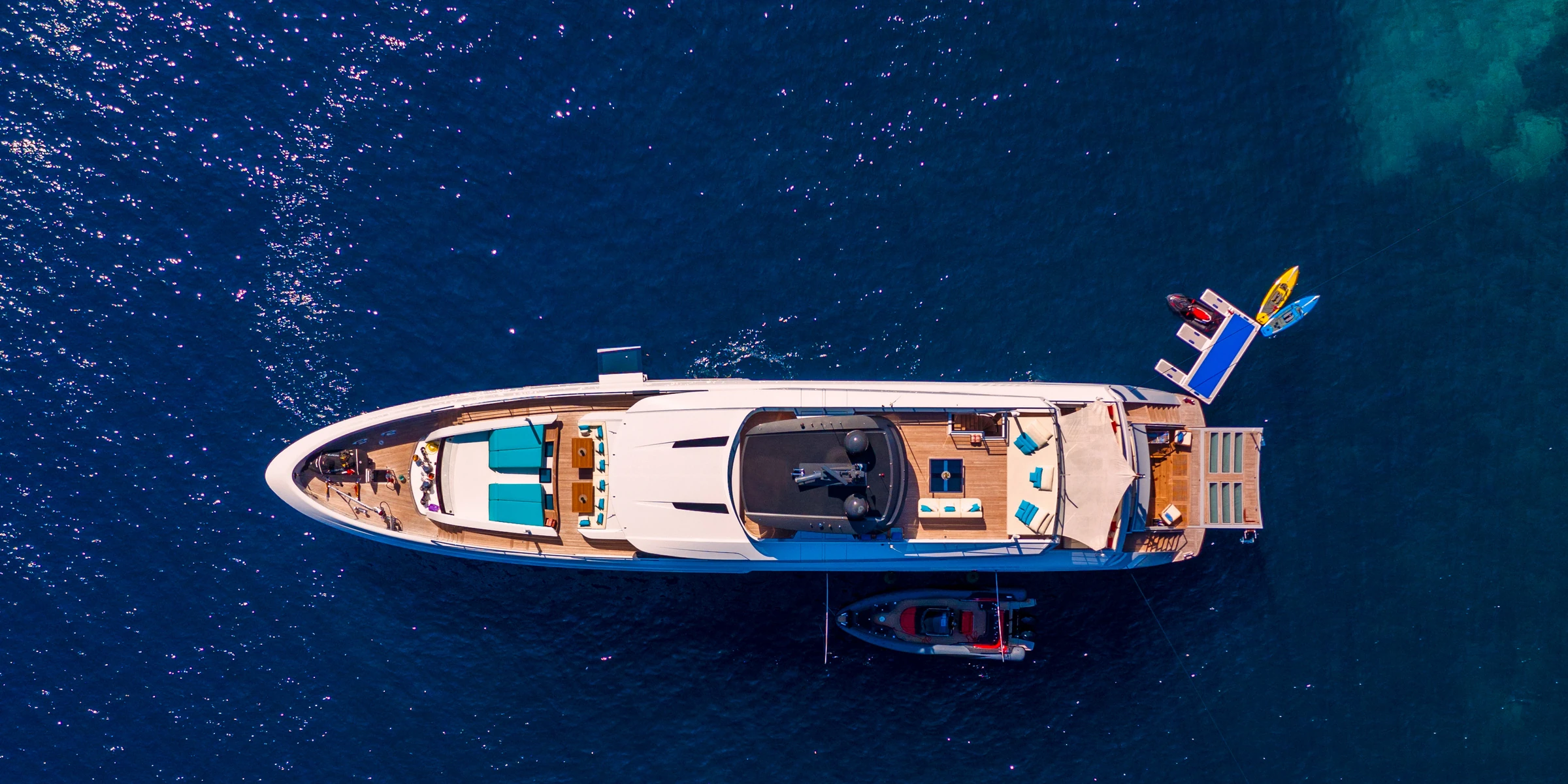 Yates a Motor vs Veleros: Eligiendo el Chárter Adecuado para el Mediterráneo