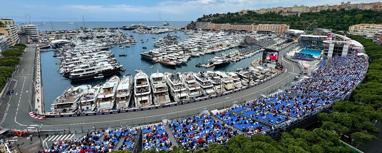 Flygfoto av Port Hercule i Monaco under Grand Prix med superyachter och F1-bana