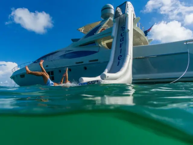 SCARLET | Azimut 103S — 37 / 43
