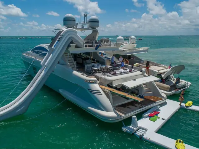 SCARLET | Azimut 103S — 25 / 43