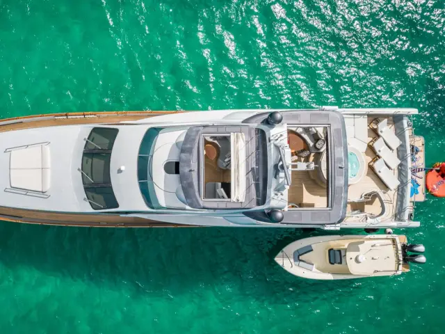 MY Tail Lights | Azimut 116 — 30 / 92