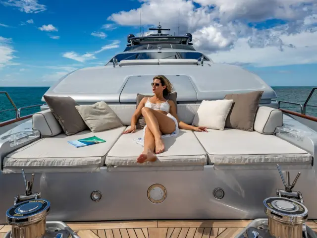 MY Tail Lights | Azimut 116 — 8 / 92