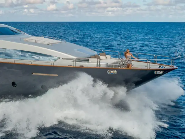 MY Tail Lights | Azimut 116 — 20 / 92