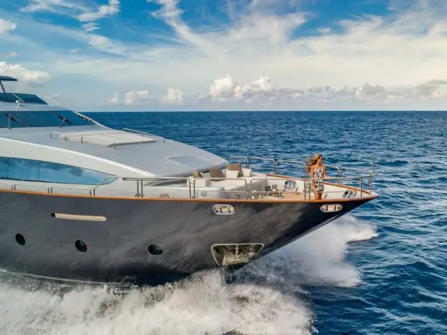 MY Tail Lights | Azimut 116 — 16 / 92