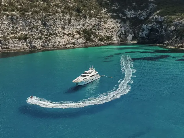 DOLCE VITA IV | Astondoa 102 GLX — 48 / 48