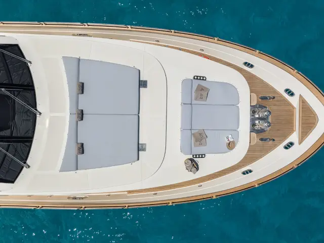 DOLCE VITA IV | Astondoa 102 GLX — 47 / 48