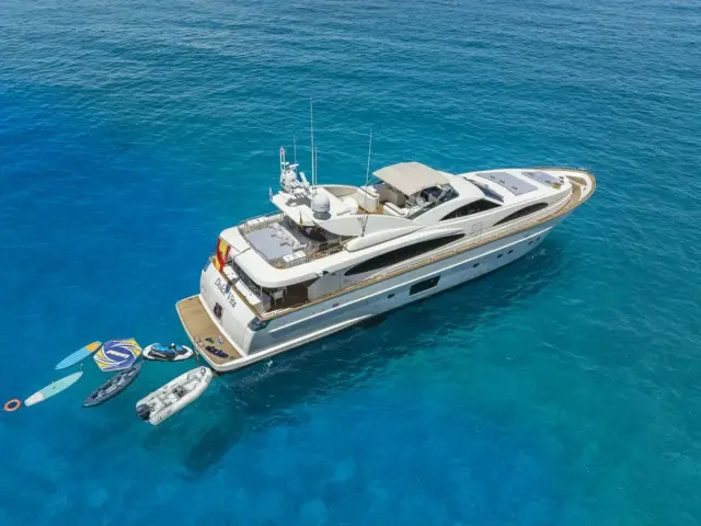 DOLCE VITA IV | Astondoa 102 GLX — 3 / 48