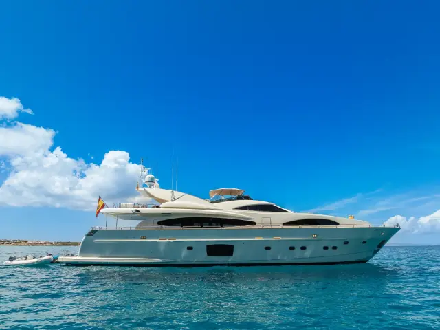 DOLCE VITA IV | Astondoa 102 GLX — 24 / 48