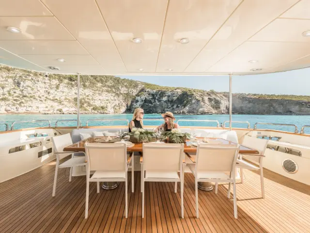 DOLCE VITA IV | Astondoa 102 GLX — 40 / 48