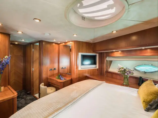 FROGGY | Sunseeker Predator 82 — 24 / 31