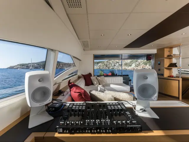 XAMAN | Pershing 90 — 34 / 47