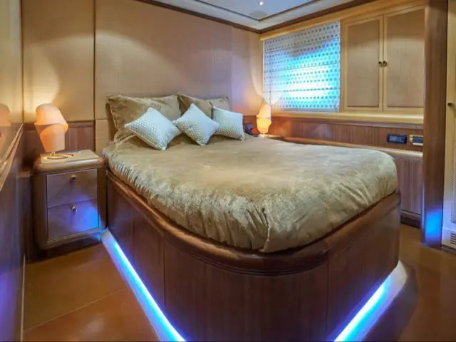 SHANE | Mangusta 130 — 30 / 33