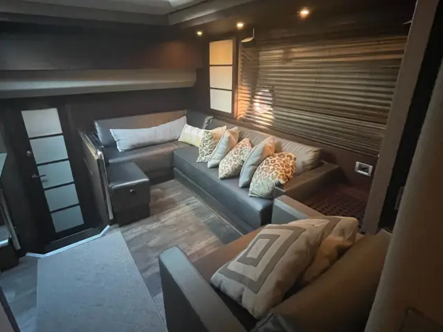LIFE IS GREAT | Azimut 62S — 25 / 33