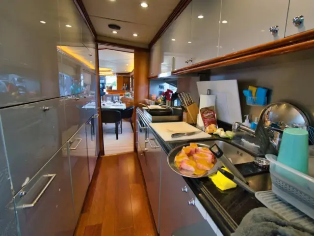 YCM105 | Sunseeker 105 — 29 / 75