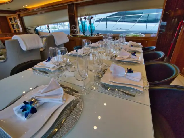 YCM105 | Sunseeker 105 — 27 / 75