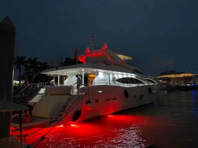 YCM105 | Sunseeker 105 — 23 / 75
