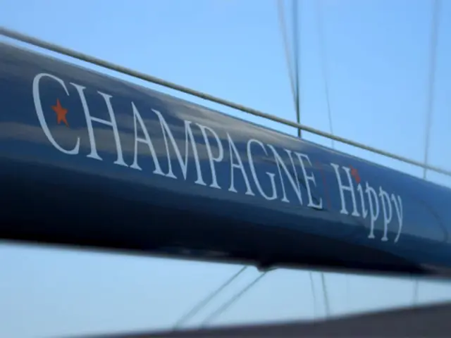 CHAMPAGNE HIPPY | Oyster 825 — 18 / 31