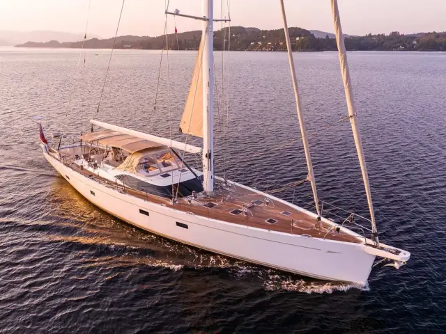 CHAMPAGNE HIPPY | Oyster 825 — 3 / 31