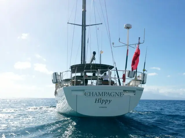CHAMPAGNE HIPPY | Oyster 825 — 16 / 31