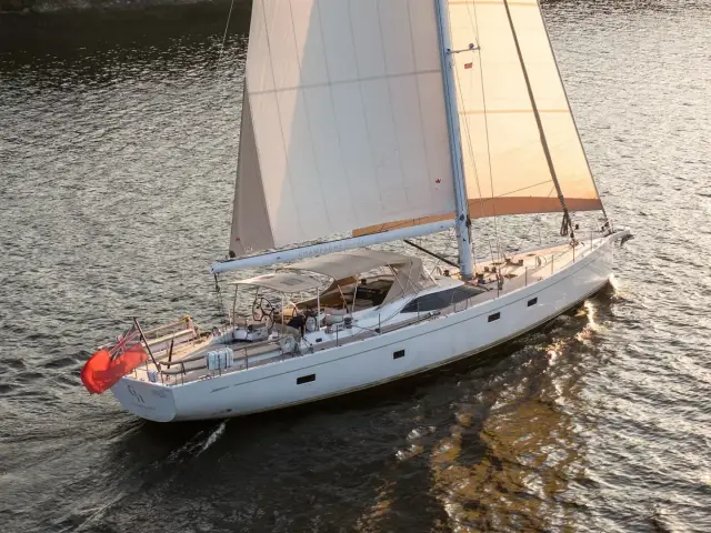 CHAMPAGNE HIPPY | Oyster 825 — 4 / 31