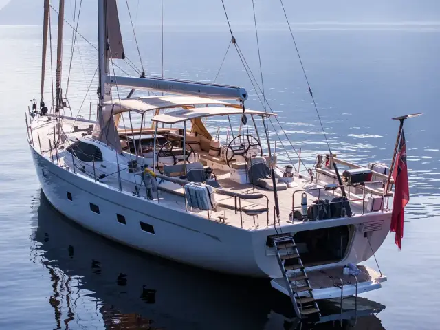 CHAMPAGNE HIPPY | Oyster 825 — 15 / 31