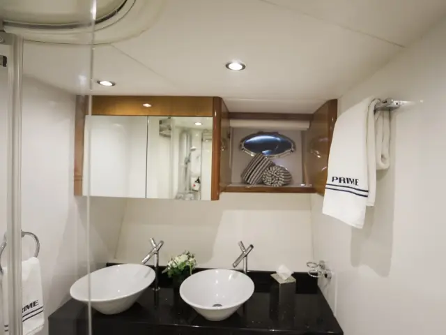 LION | Sunseeker Predator 72 — 8 / 18