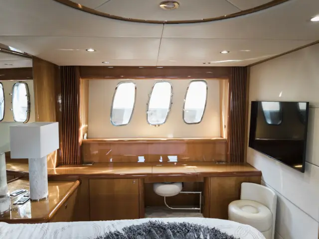 LION | Sunseeker Predator 72 — 10 / 18