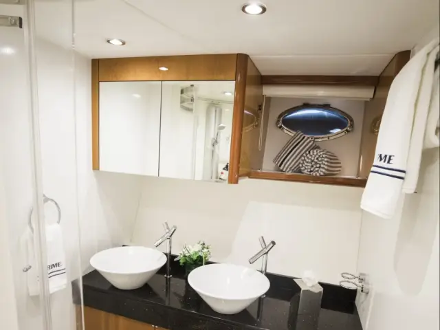LION | Sunseeker Predator 72 — 9 / 18
