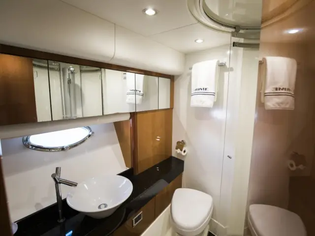 LION | Sunseeker Predator 72 — 17 / 18