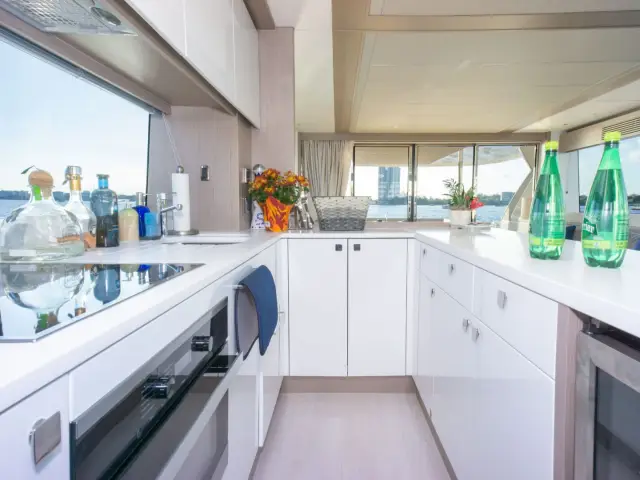 MILAMO | 76 Sunseeker Manhattan — 33 / 42