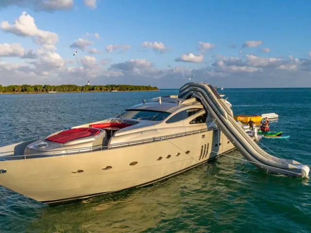 REGAL | Pershing 90 — 28 / 59