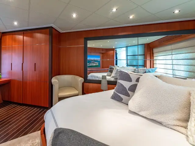 REGAL | Pershing 90 — 44 / 59