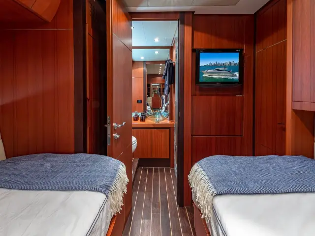 REGAL | Pershing 90 — 52 / 59