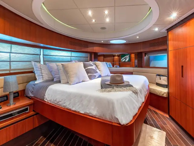 REGAL | Pershing 90 — 40 / 59