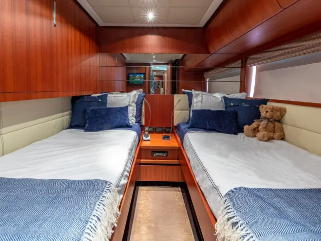 REGAL | Pershing 90 — 53 / 59
