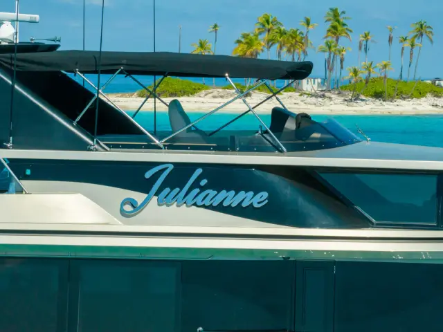 JULIANNE | Crescent 110 — 27 / 131