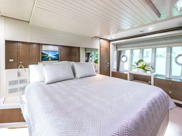 TOP SHELF | Ferretti 87 — 50 / 50