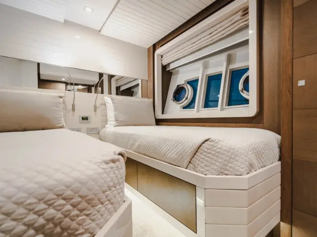 TOP SHELF | Ferretti 87 — 38 / 50