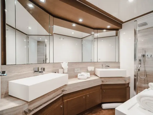 TOP SHELF | Ferretti 87 — 34 / 50