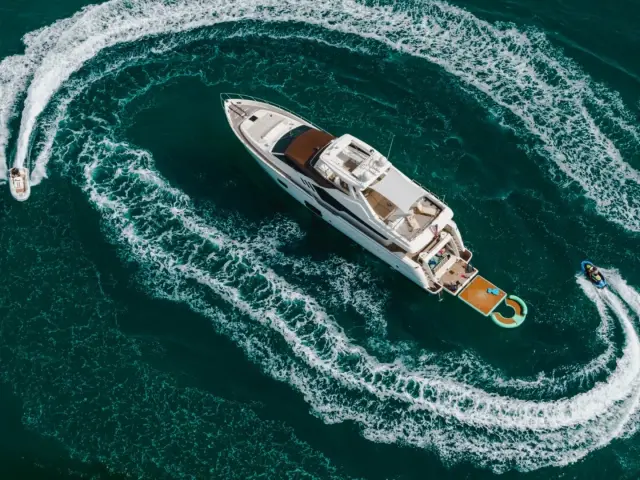 TOP SHELF | Ferretti 87 — 10 / 50