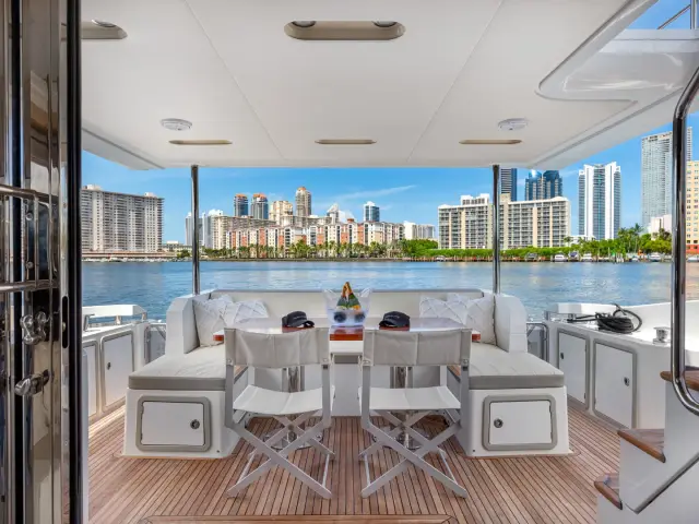 LE GRAND BLEU | Azimut 66 Fly — 40 / 64