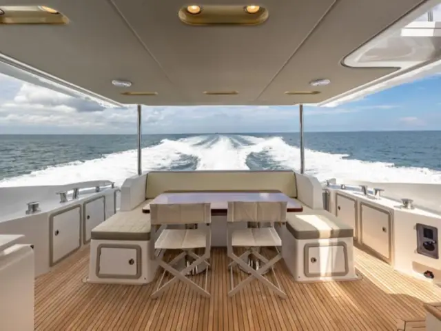 LE GRAND BLEU | Azimut 66 Fly — 10 / 64