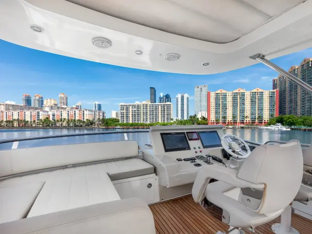 LE GRAND BLEU | Azimut 66 Fly — 44 / 64