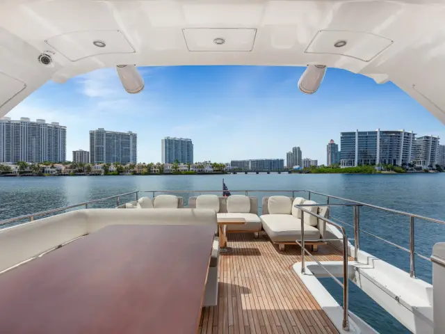 LE GRAND BLEU | Azimut 66 Fly — 52 / 64
