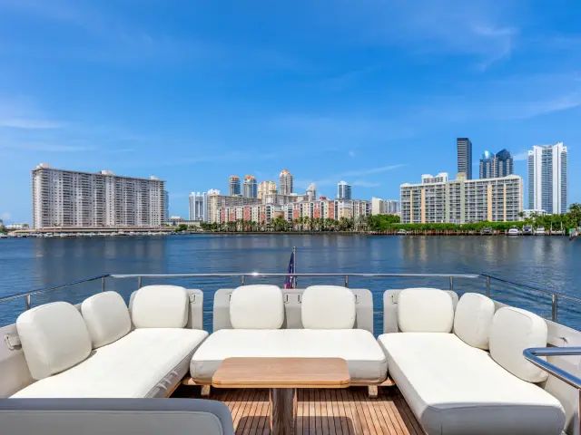 LE GRAND BLEU | Azimut 66 Fly — 48 / 64