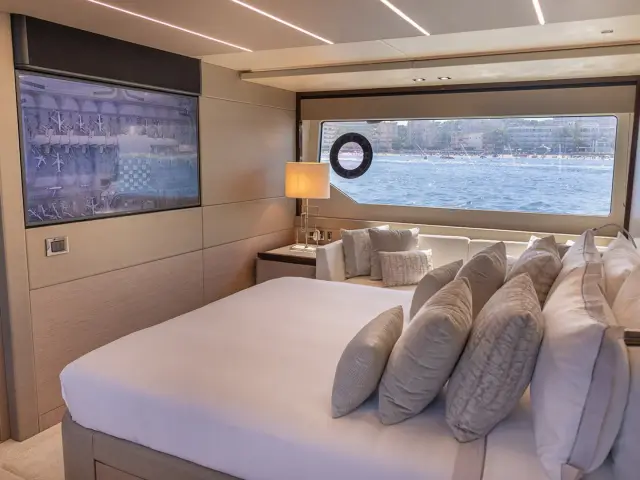 LADY M | Sunseeker 76 — 17 / 20