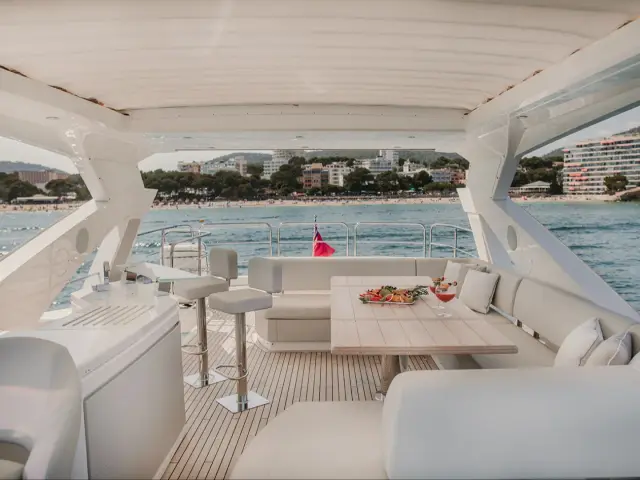 LADY M | Sunseeker 76 — 6 / 20