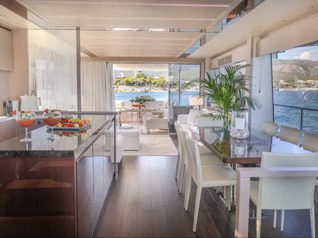 LADY M | Sunseeker 76 — 12 / 20