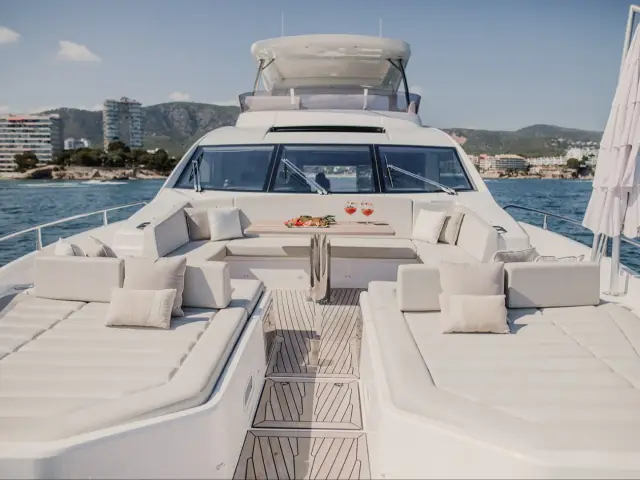LADY M | Sunseeker 76 — 4 / 20