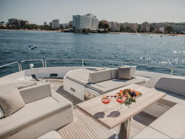 LADY M | Sunseeker 76 — 5 / 20